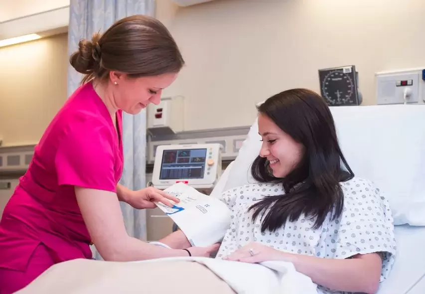 Un médecin mesure la tension artérielle d'un patient pour diagnostiquer l'hypertension.